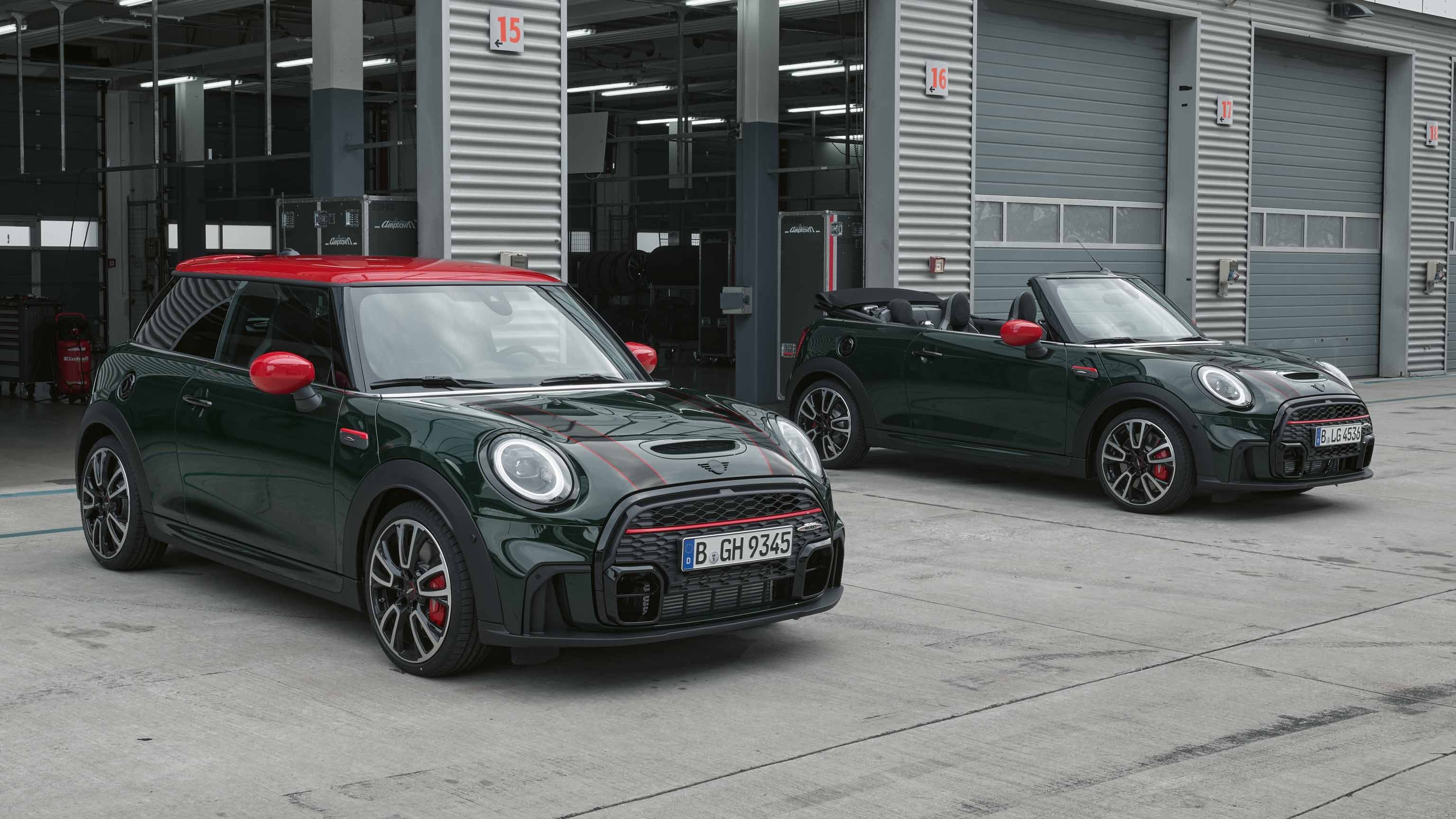 MINI John Cooper Works – зеленый и красный, вид спереди – сравнение моделей